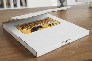 Medienverpackung liegt auf Tisch